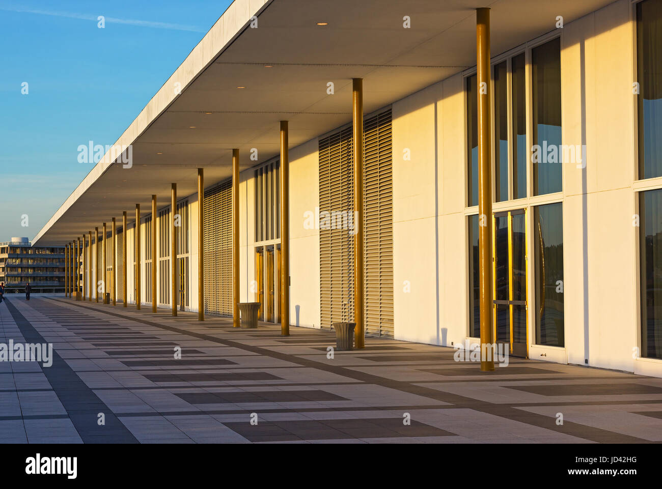 Balkon des John F. Kennedy Center für darstellende Künste bei Sonnenuntergang vor dem Konzert. Watergate-Komplex hat neben dem Center Gebäude gesehen. Stockfoto