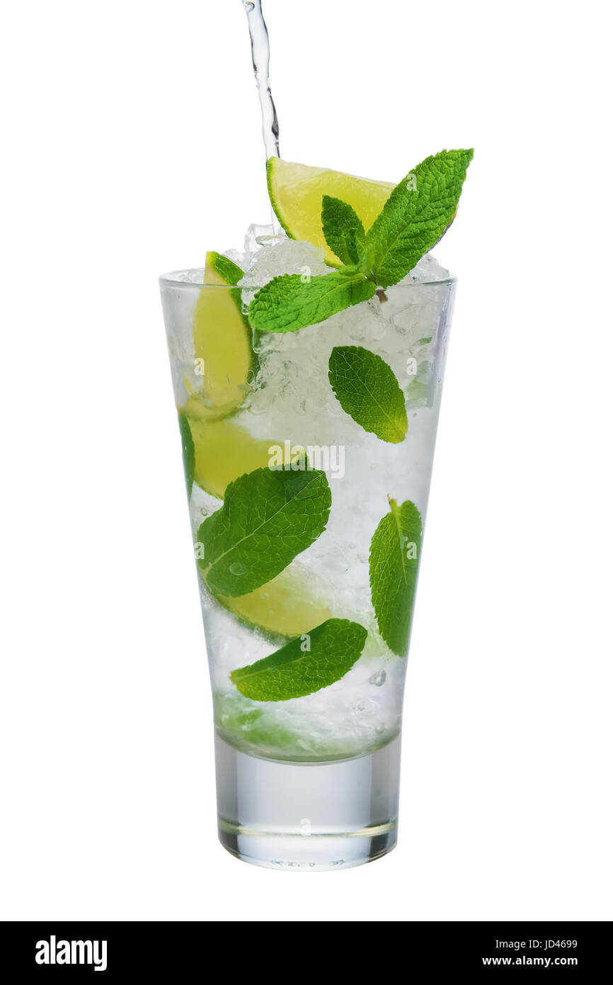 Strömenden Tonikum in Longdrinkglas mit Eis Crush, Minze und Limette Stockfoto