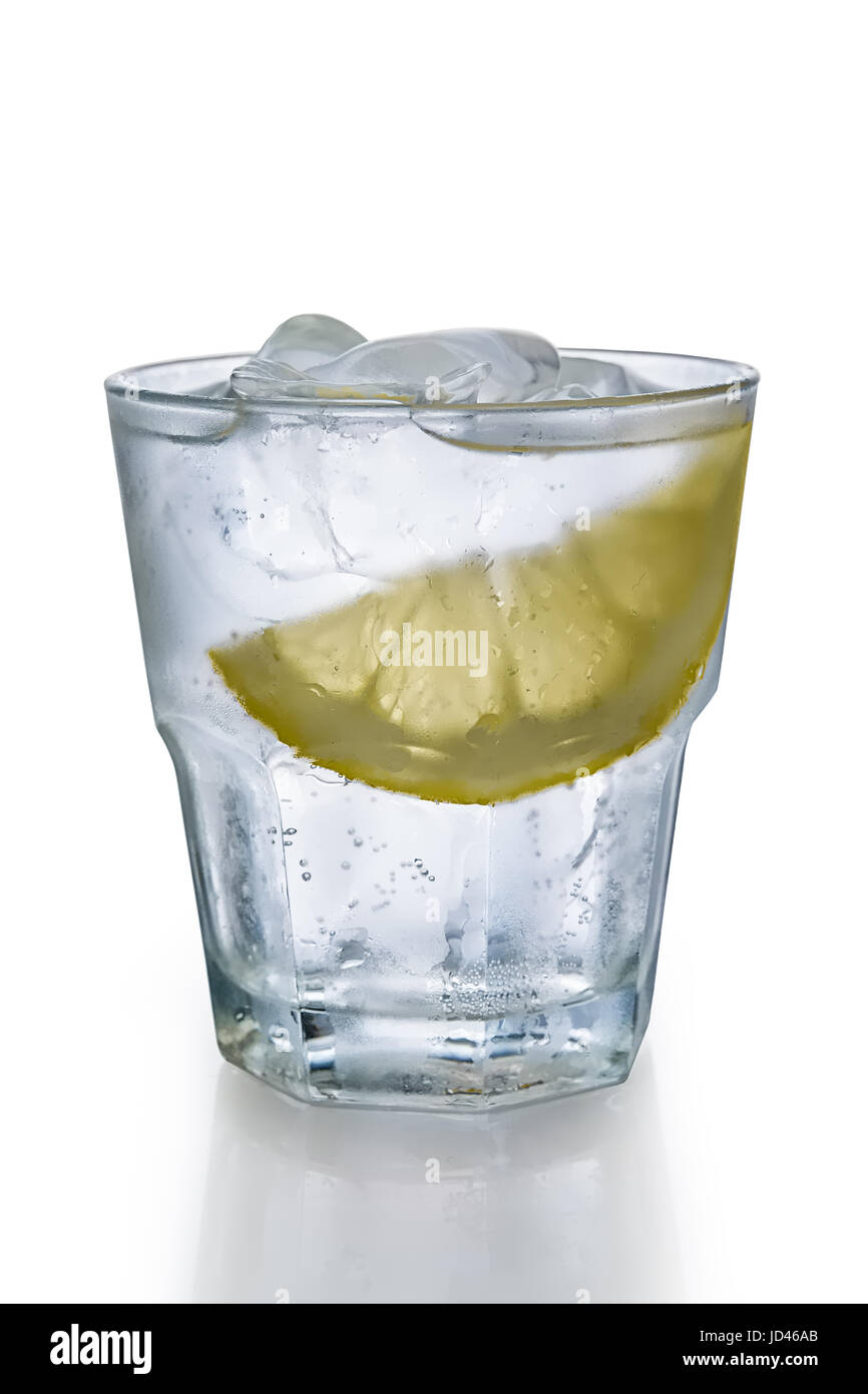 Beschlagene Glas Wasser mit Eis und Zitronenscheibe Stockfoto