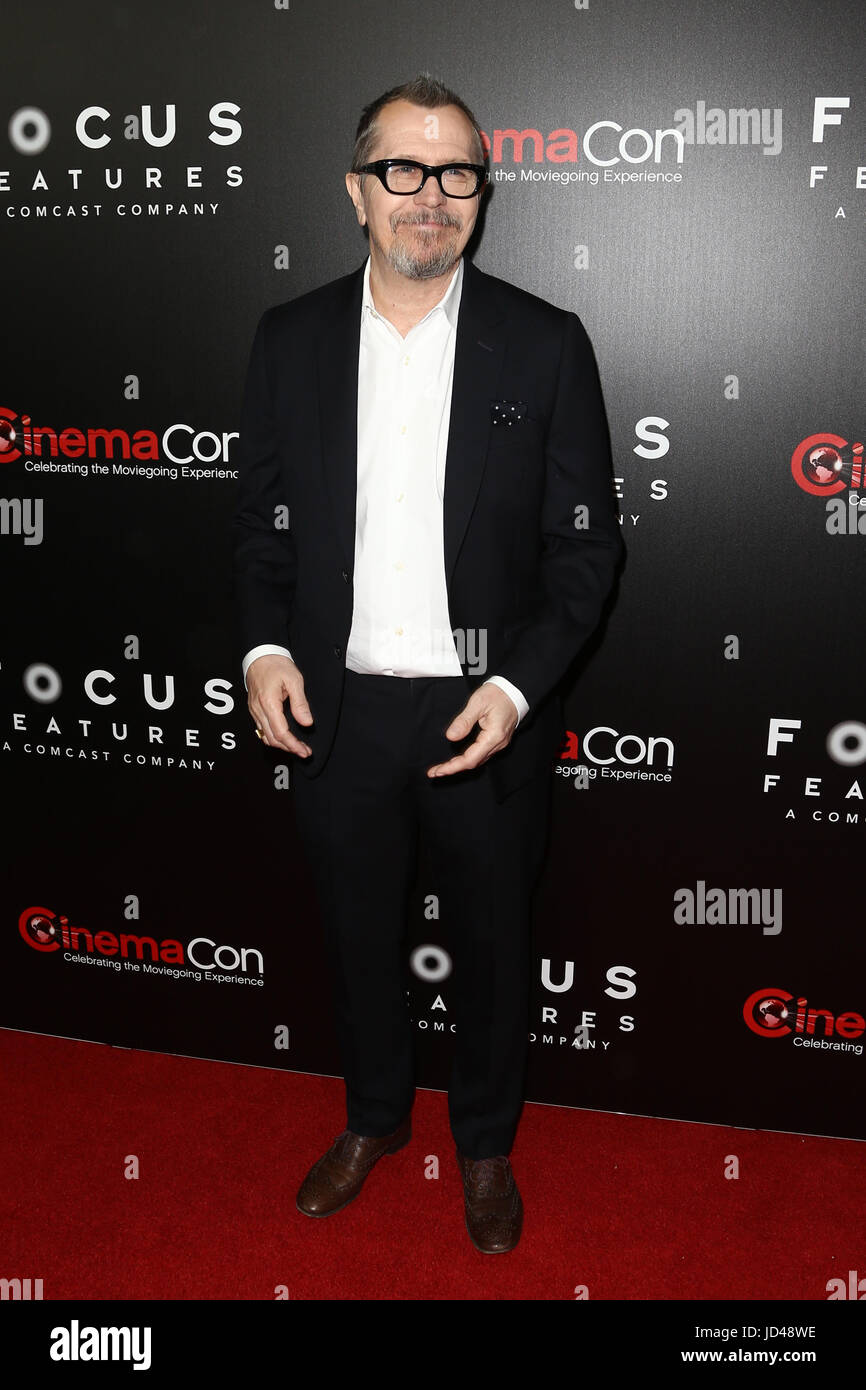 LAS VEGAS, NV-März 29: Schauspieler Gary Oldman besucht die Focus Features Präsentation im Caesars Palace in Las Vegas, Nevada am 29. März 2017. (Foto: Stockfoto