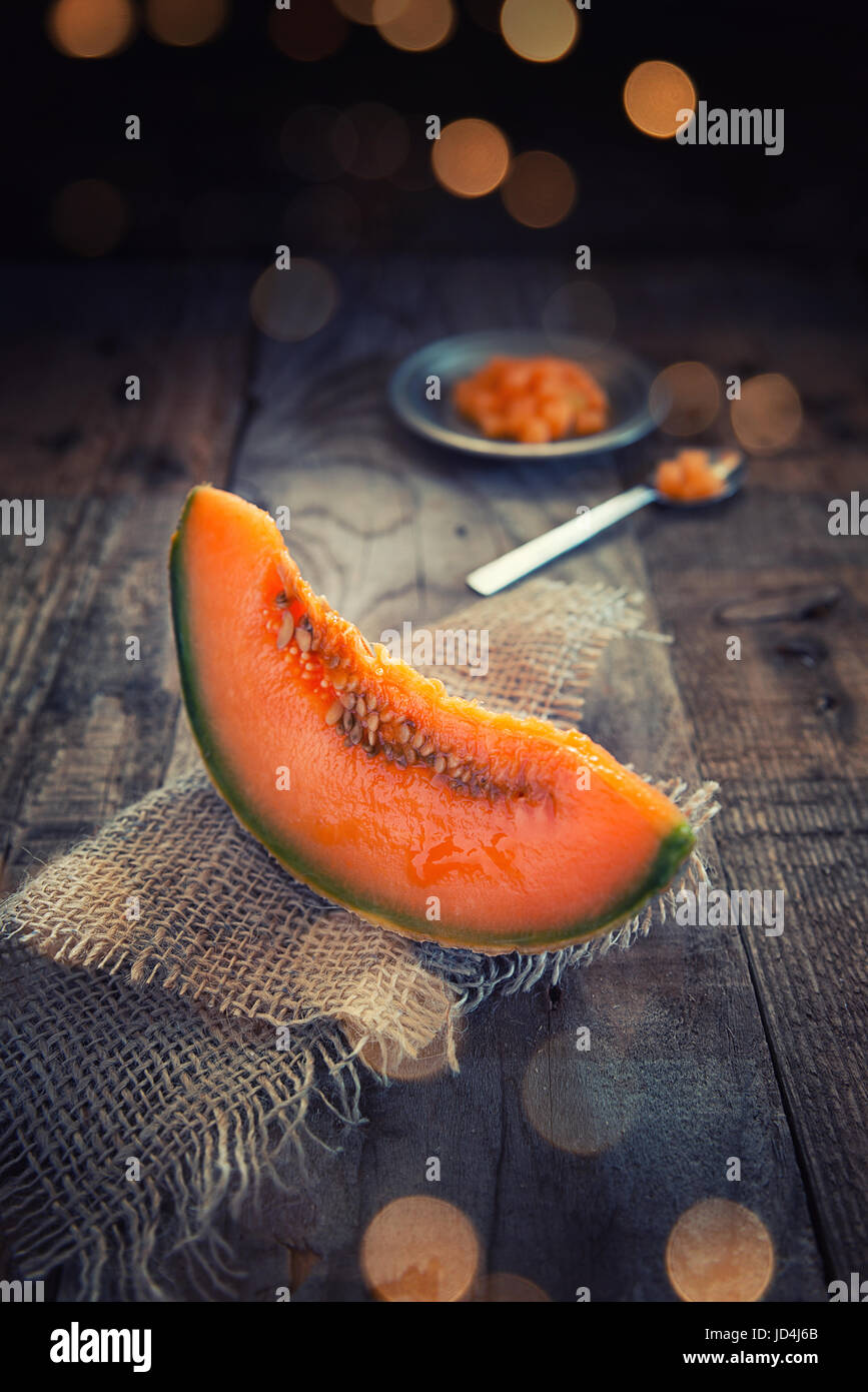 Scheibe Melone auf Holz rustikal Asse Tisch Stockfoto