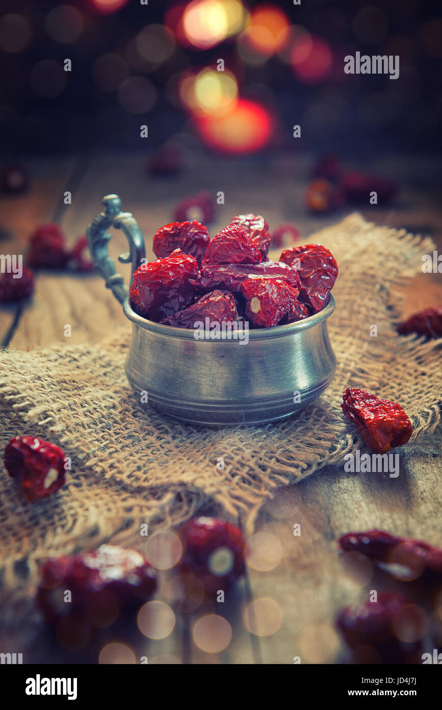 Rote Chilischote in einer Tasse auf Holz Asse Tabelle Stockfoto