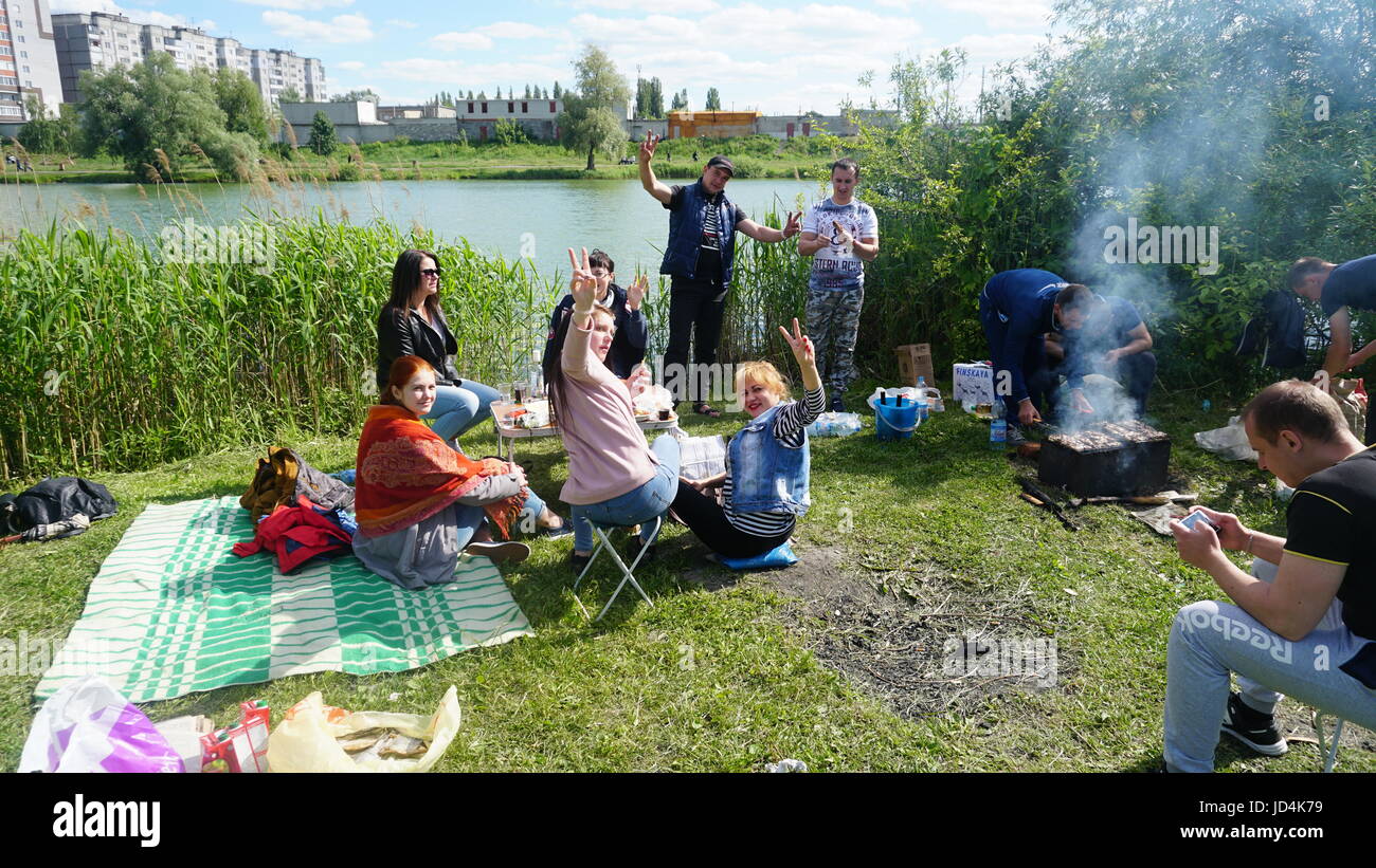 Kursk, Rußland - June1, 2017: Gruppe von Freunden mit Picknick in einem Park an einem sonnigen Tag - Menschen hängen, Spaß beim Grillen und entspannen. Stockfoto