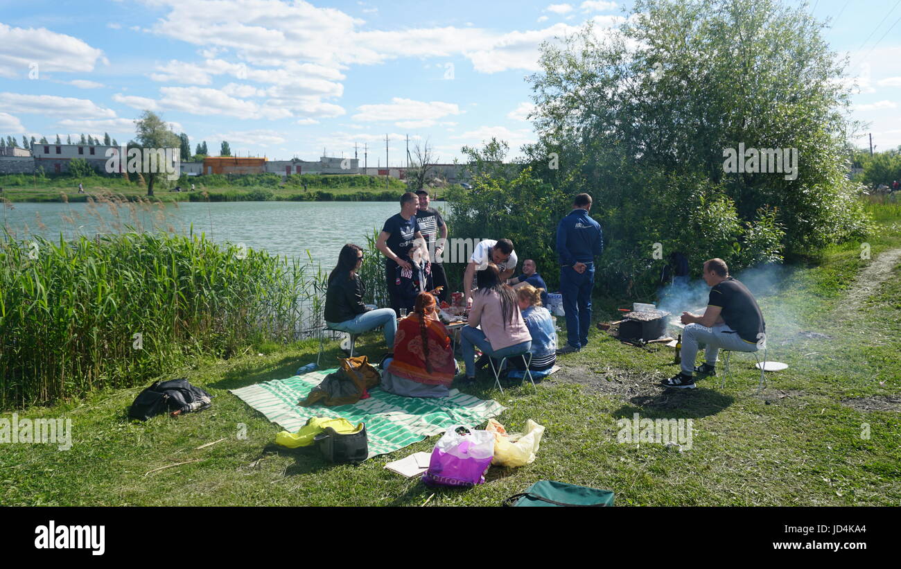 Kursk, Rußland - June1, 2017: Gruppe von Freunden mit Picknick in einem Park an einem sonnigen Tag - Menschen hängen, Spaß beim Grillen und entspannen. Stockfoto