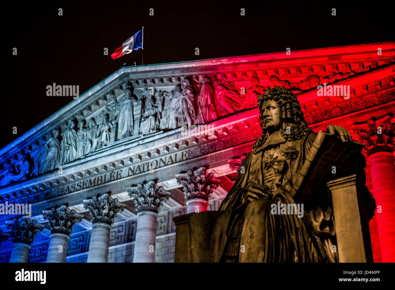 PARIS FRANKREICH - ASSEMBLEE NATIONALE GEBÄUDE BEI NACHT DIE ZEIT VERTEILEN MIT DEN FARBEN DER NATIONALFLAGGE - Flagge Französisch © Frédéric BEAUMONT Stockfoto