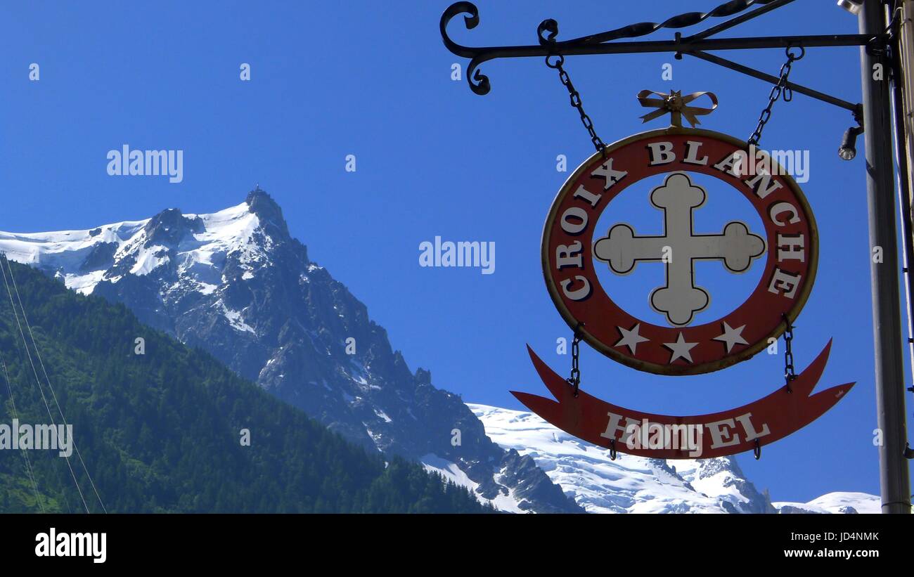 Croix Blanche Hotelschild mit blauem Himmel und Bergen, Chamonix, Mont Blanc, Frankreich Stockfoto