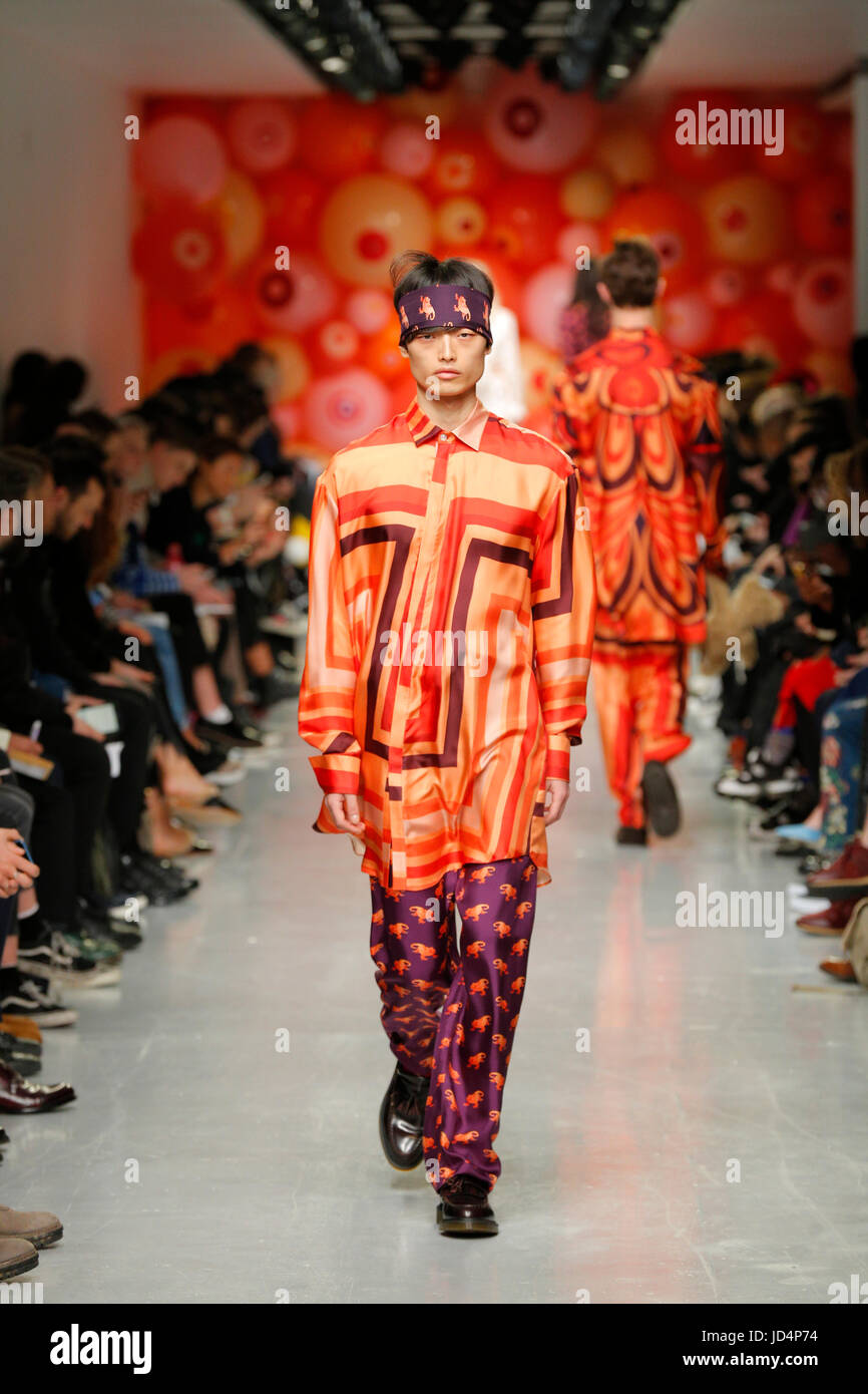 Mode Präsentation auf der London Fashion Week mens Frühling im Herbst 2017 von Katie Eary und Modellen zur Britische Mode Rat zeigen Raum Veranstaltungsort vorgestellt Stockfoto