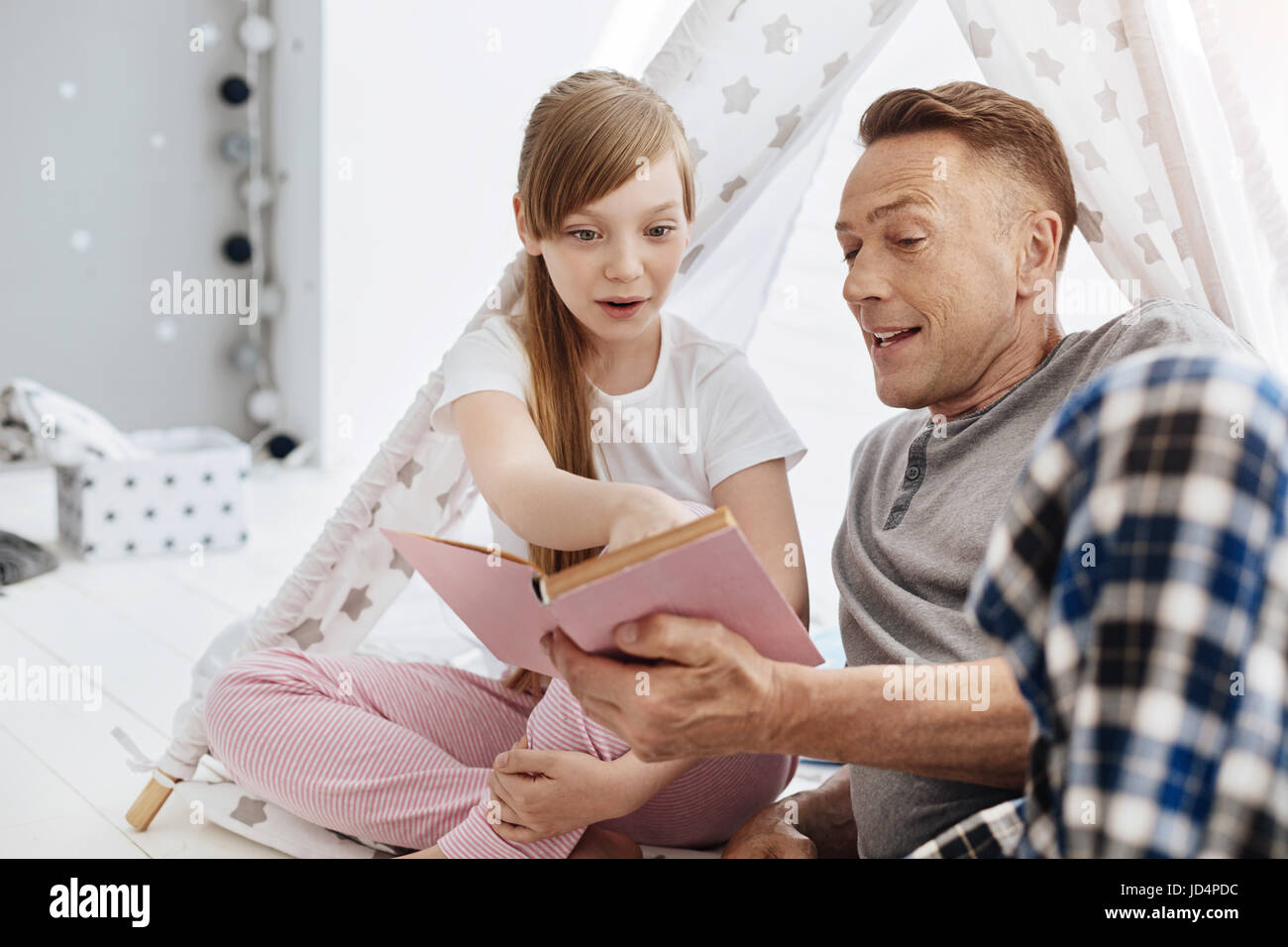 Liebenswerte Familie eine interessante Geschichte gemeinsam erforschen Stockfoto