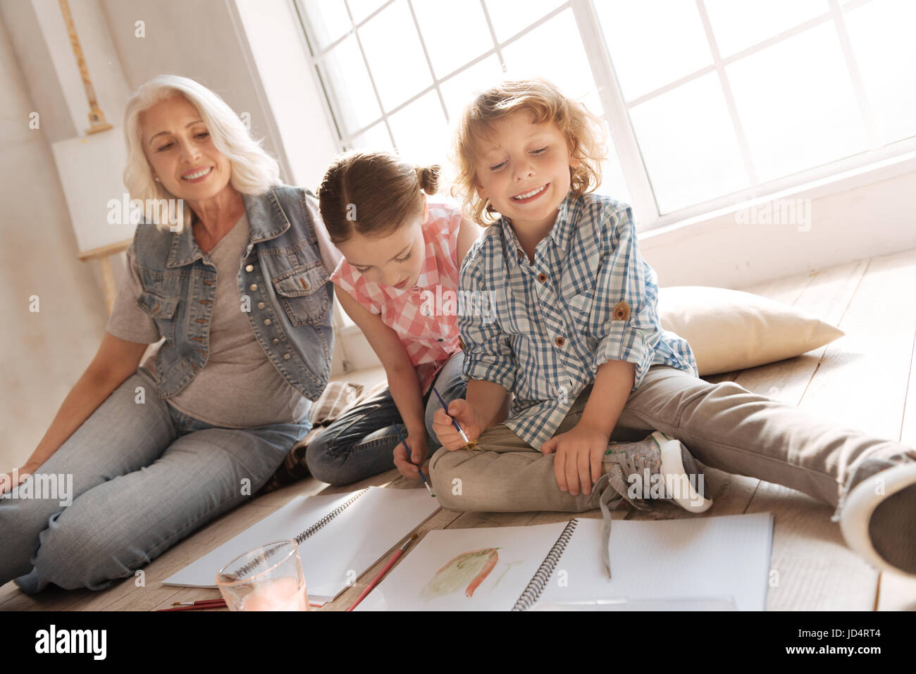 Glücklich talentierte Kinder freuen sich über Malerei Stockfoto