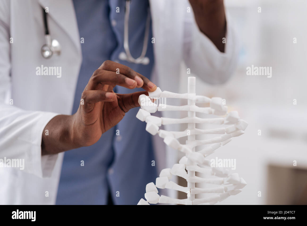 Nahaufnahme von einem Wissenschaftler Hand hält das DNA-Modell Stockfoto