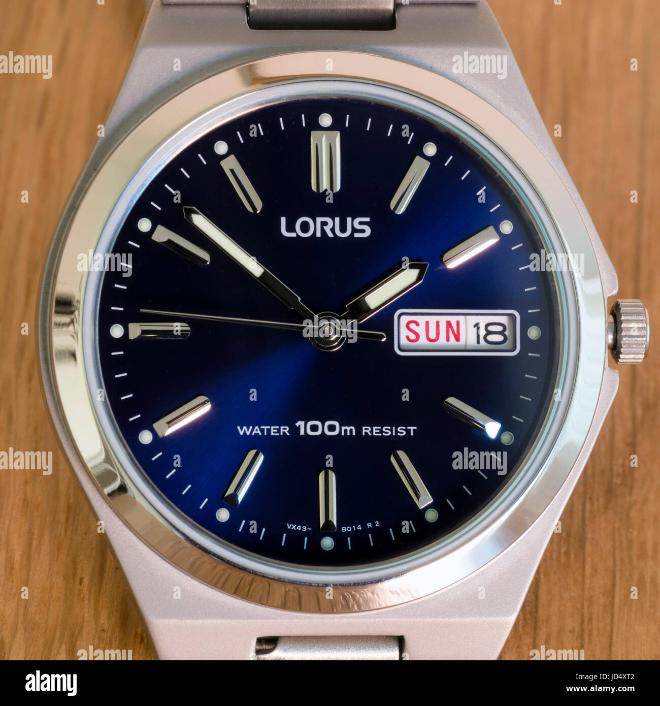 Herren Lorus analoge Armbanduhr, Armbanduhr mit tiefblauen Gesicht, Tag und Datum Anzeige und Edelstahl-Fall auf Holzoberfläche. Stockfoto