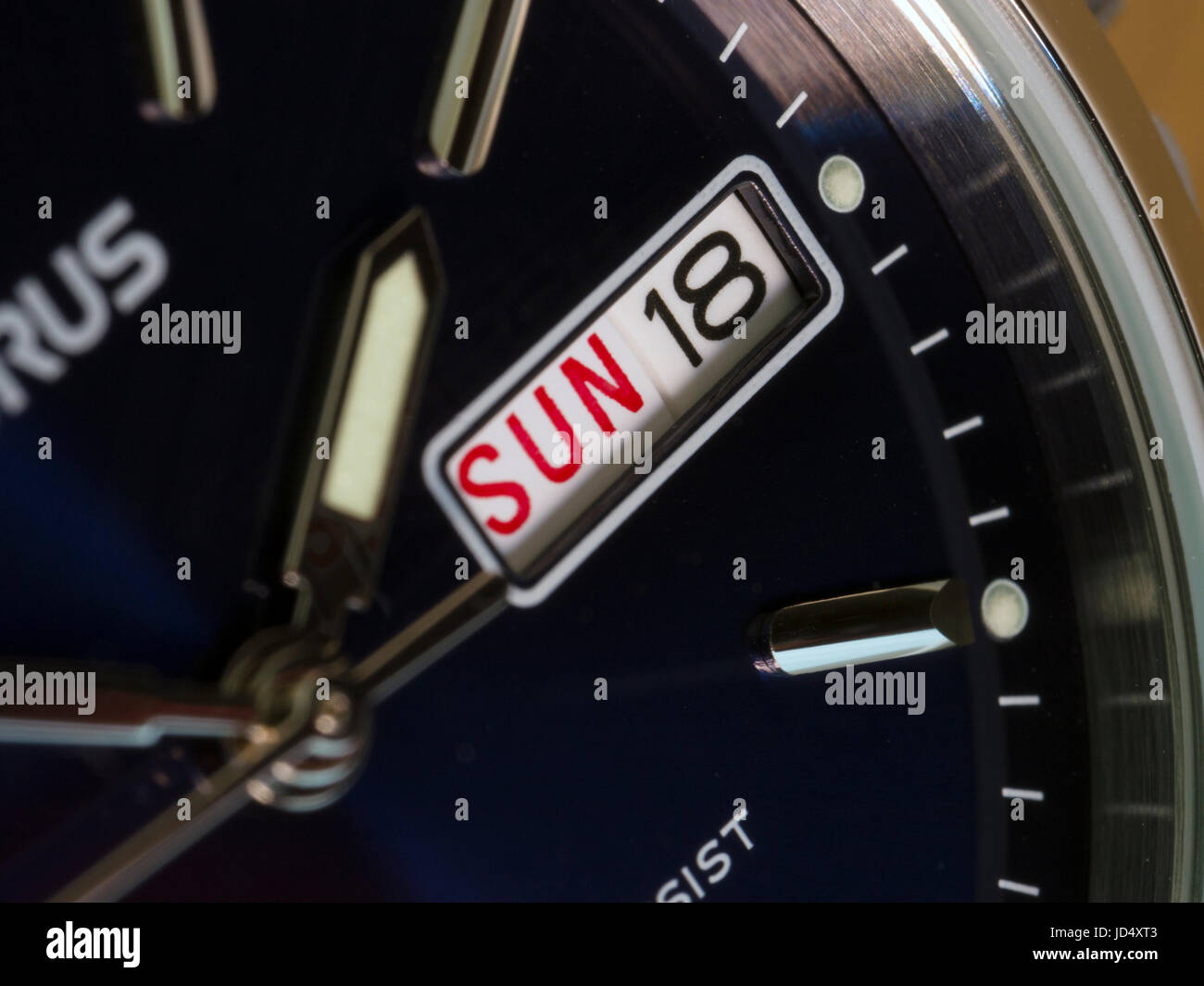 Herren Analog Armbanduhr, Uhr mit tiefblauen Gesicht mit Fokus auf Tages-und Datumsanzeige. Stockfoto