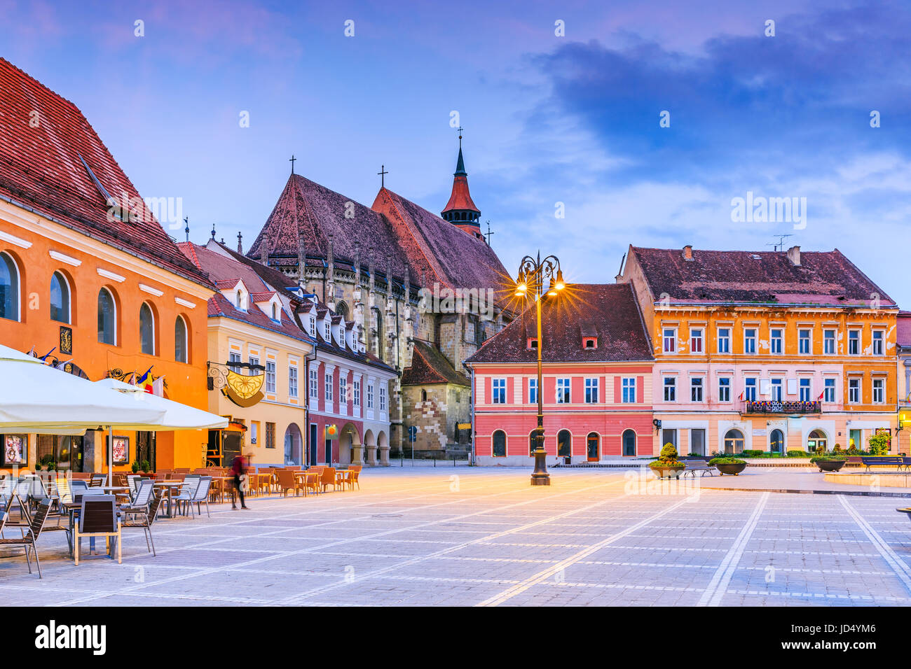 Brasov, Rumänien. Schwarze Kirche am Hauptplatz der Altstadt. Stockfoto