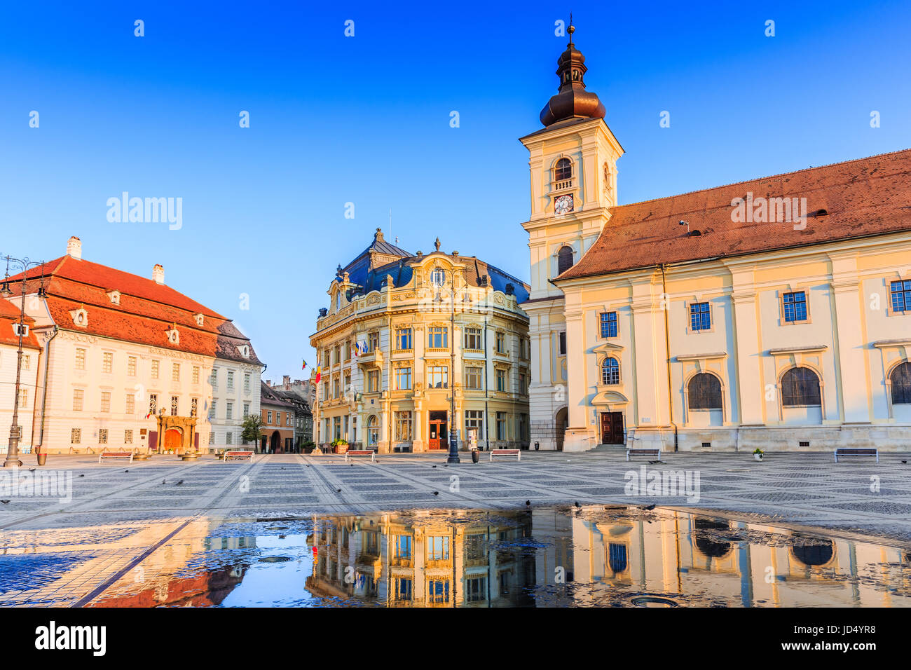 Sibiu, Rumänien. Rathaus und Brukenthal Palast in Siebenbürgen. Stockfoto