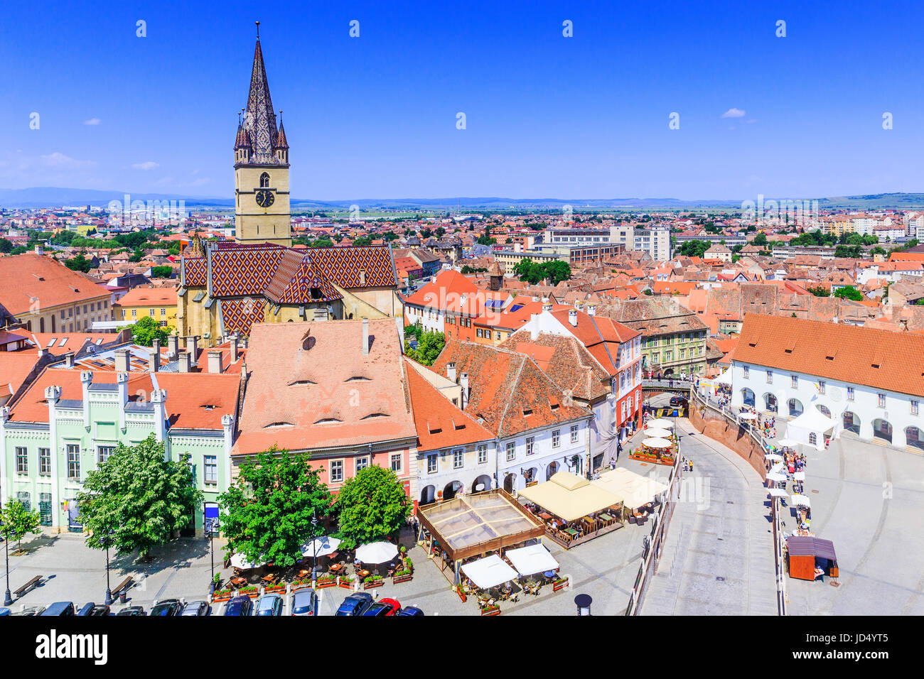 Sibiu, Rumänien, lutherische Kathedrale Turm und kleines Quadrat (Piata Mica). Stockfoto