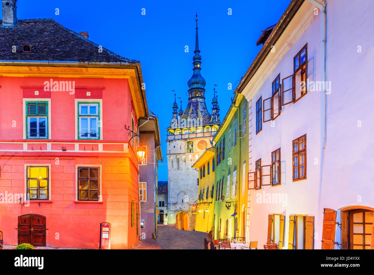 Sighisoara, Rumänien. Mittelalterliche Straße mit Uhrturm in Siebenbürgen. Stockfoto