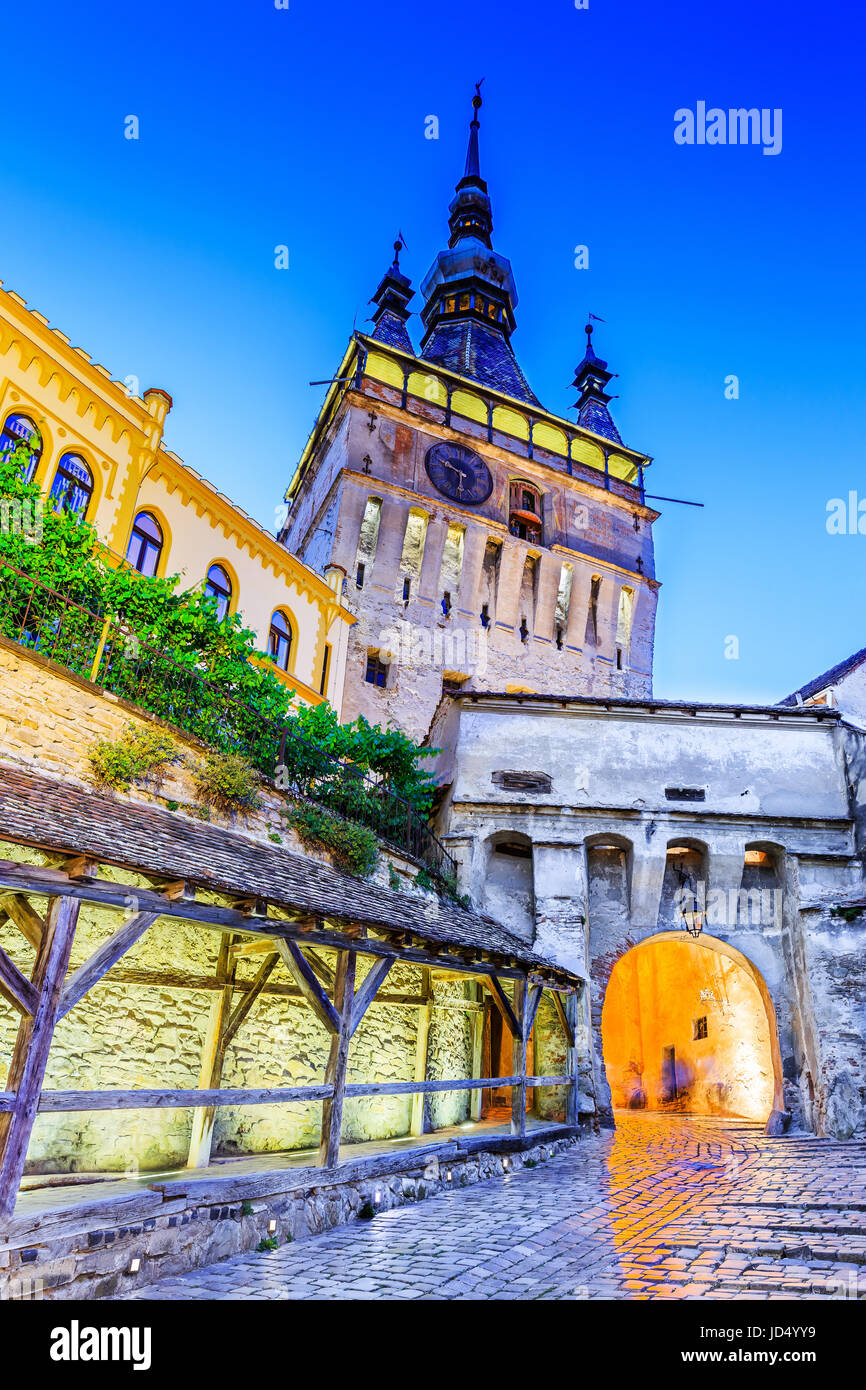 Sighisoara, Rumänien. Mittelalterliche Straße mit Uhrturm in Siebenbürgen. Stockfoto