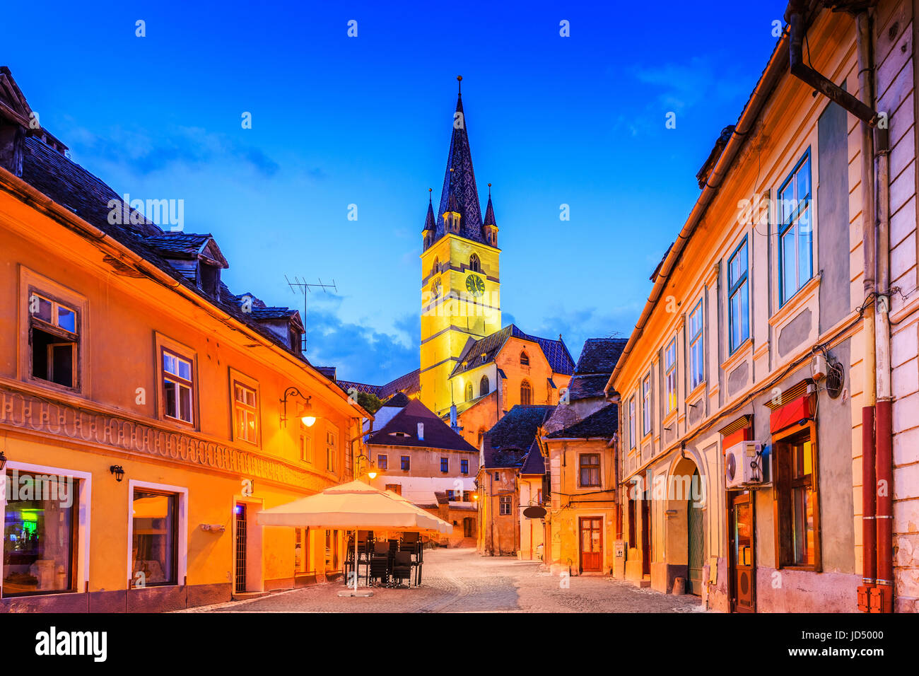 Sibiu, Rumänien, lutherische Kathedrale Turm auf dem kleinen Platz (Piata Mica). Stockfoto