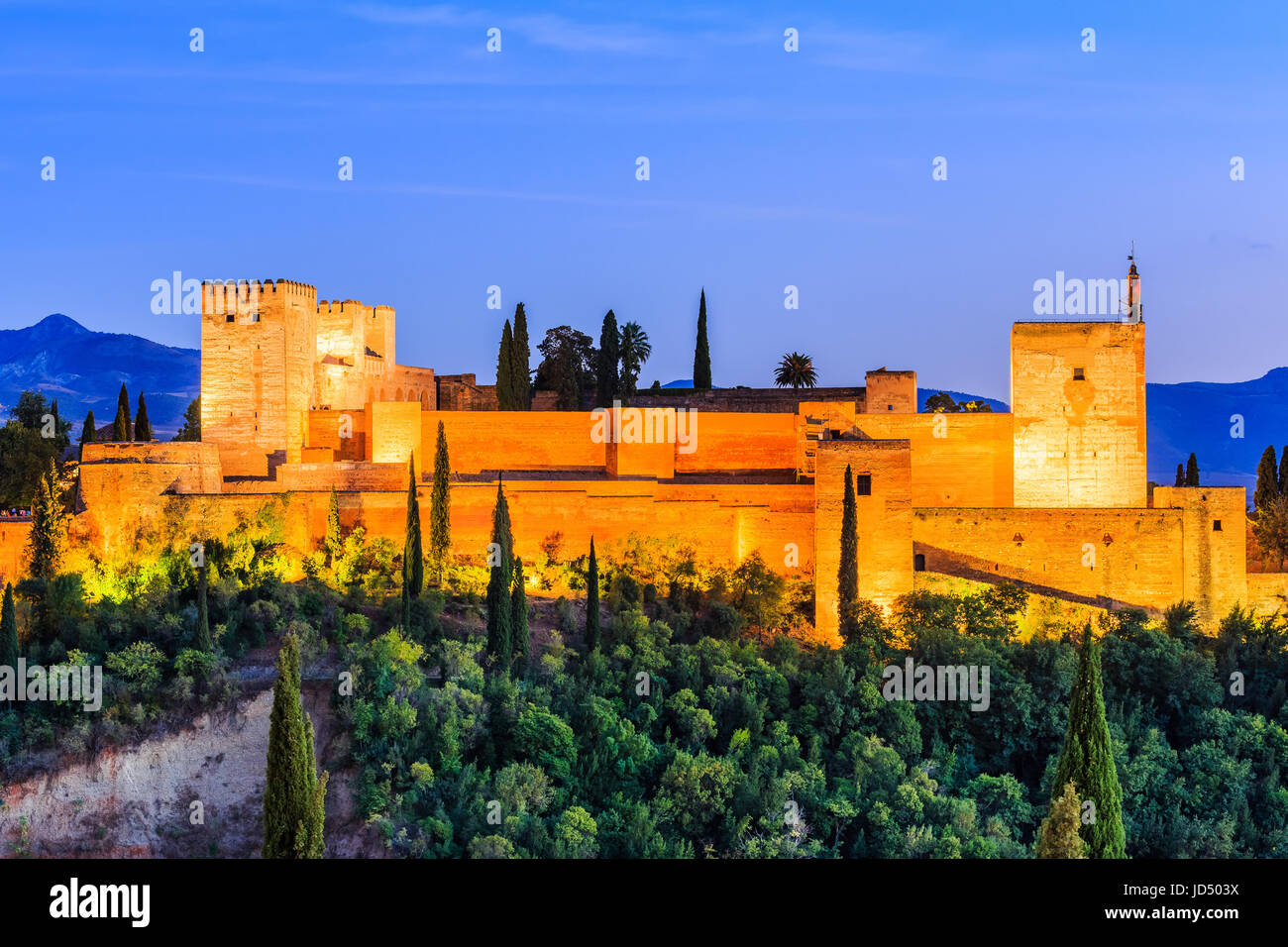 Alhambra von Granada, Spanien. Alcazaba-Festung in der Dämmerung. Stockfoto