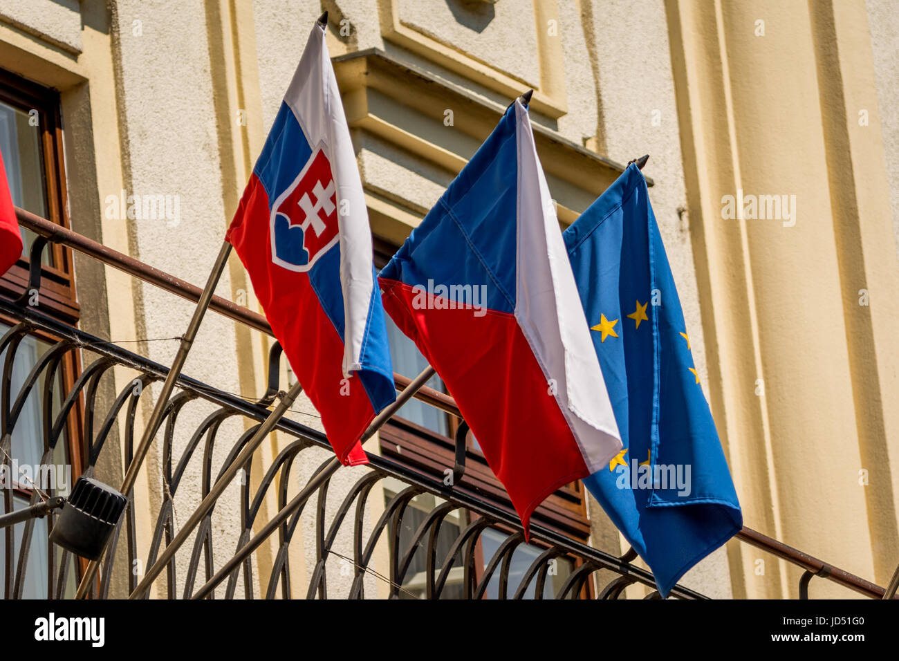 Europa, Tschechische und Slowakische Flaggen im Flügel auf dem Balkon des Hotels Stockfoto