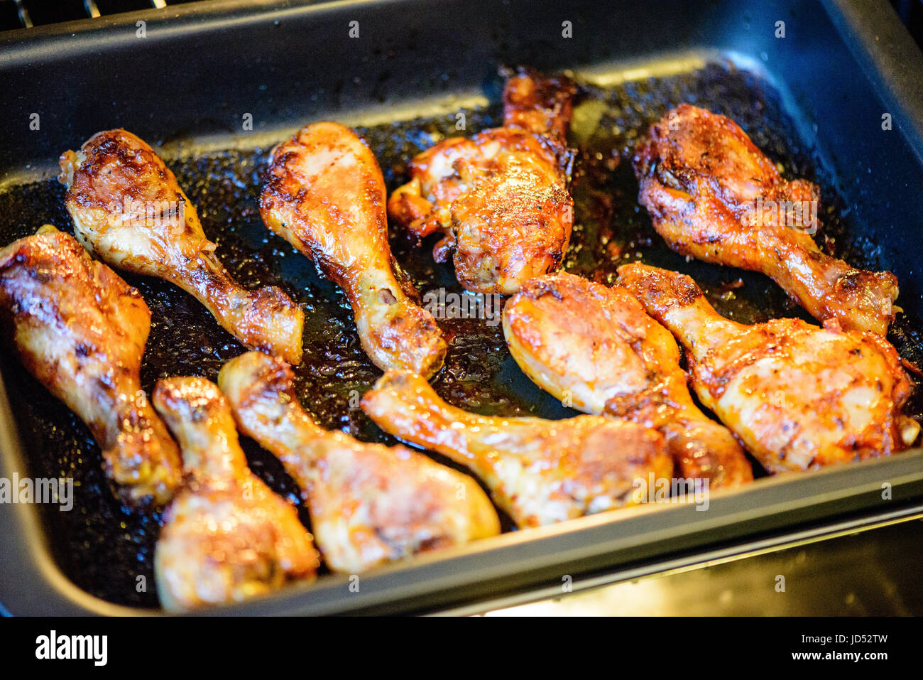Hähnchenflügel im Ofen Ofen kochen Stockfotografie - Alamy