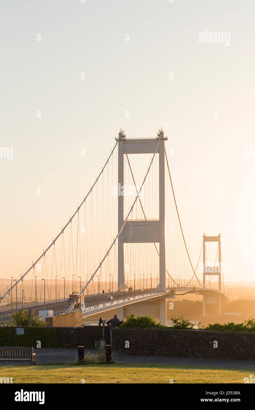 Die erste Severn Brücke, 1966, eine Hängebrücke, die Durchführung der M48-Autobahn zwischen England und Wales, in der Dämmerung. Stockfoto