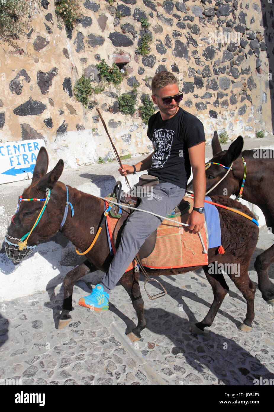 Griechenland, Kykladen, Santorini, Mann einen Esel reiten, Stockfoto
