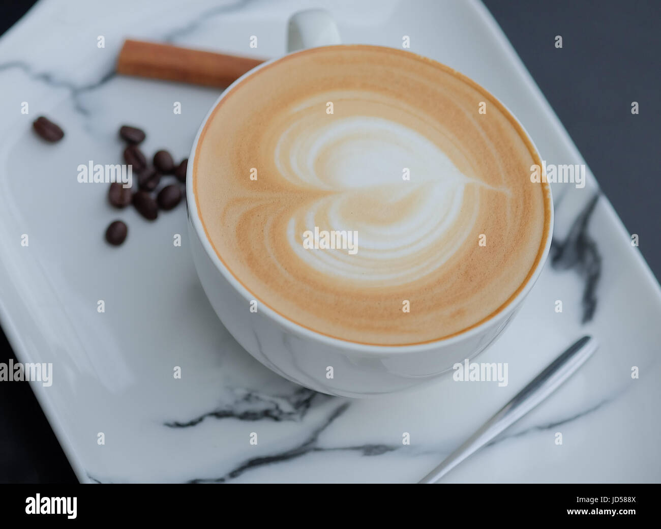 Latte Art Kaffee. Herz Form dieser Art in weiße Tasse Stockfoto