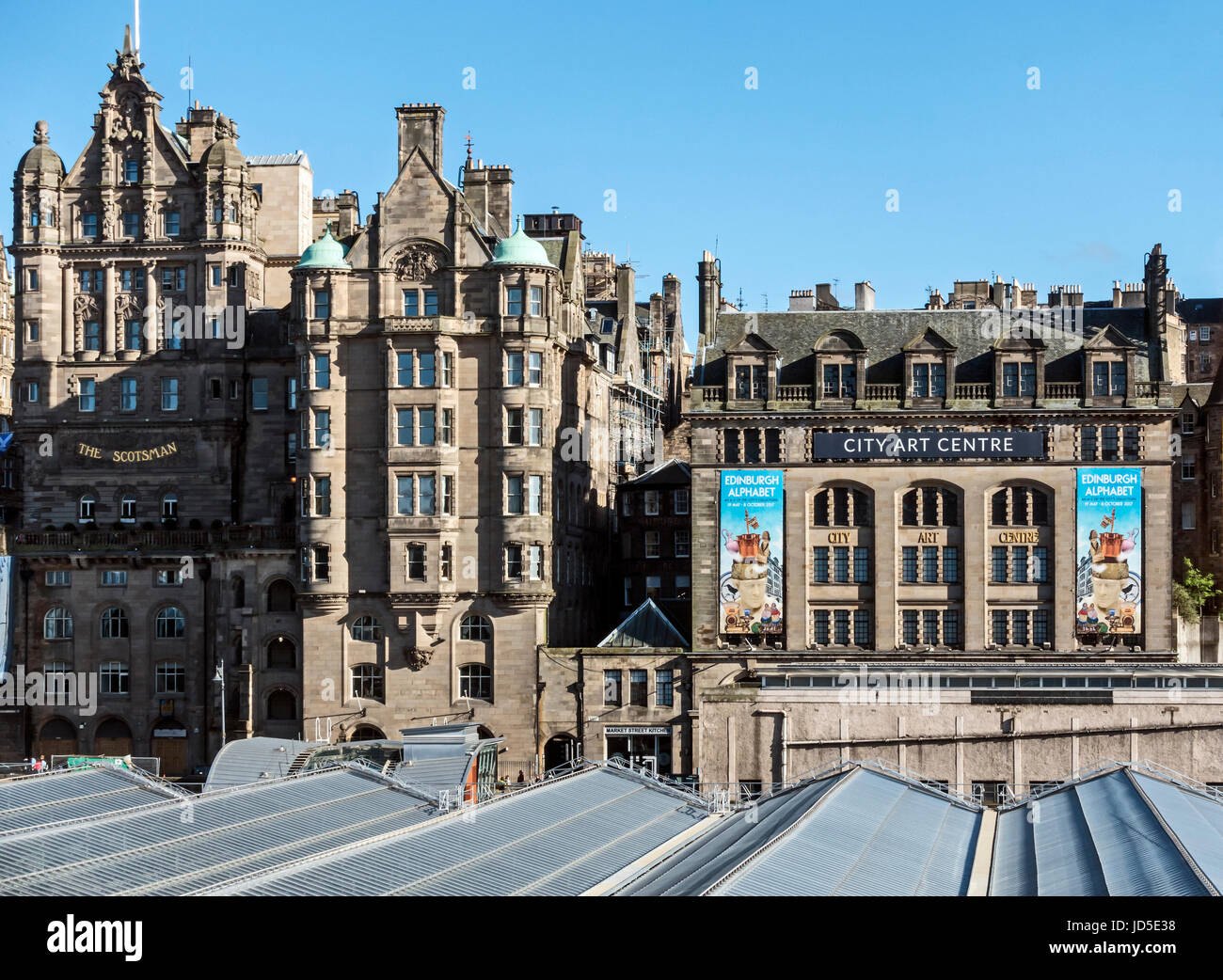 Der Scotsman Hotel von der Nordbrücke neben der City Art Centre in Market Street Edinburgh Schottland UK Stockfoto