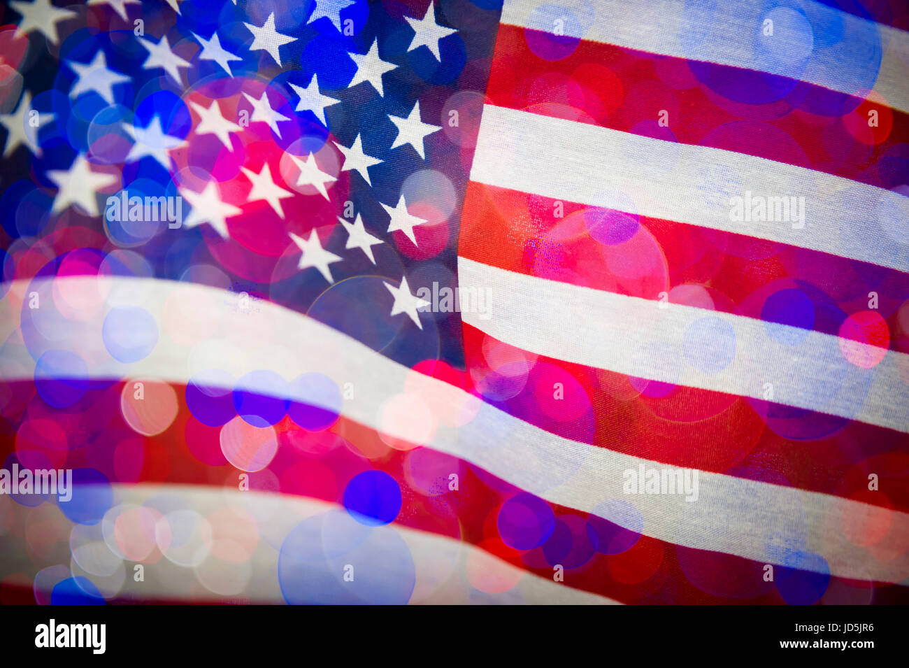 Amerikanische Flagge Hintergrund mit Doppelbelichtungen festlichen Bokeh leichte Blasen wie Feuerwerk. Mehrfachbelichtung Stockfoto