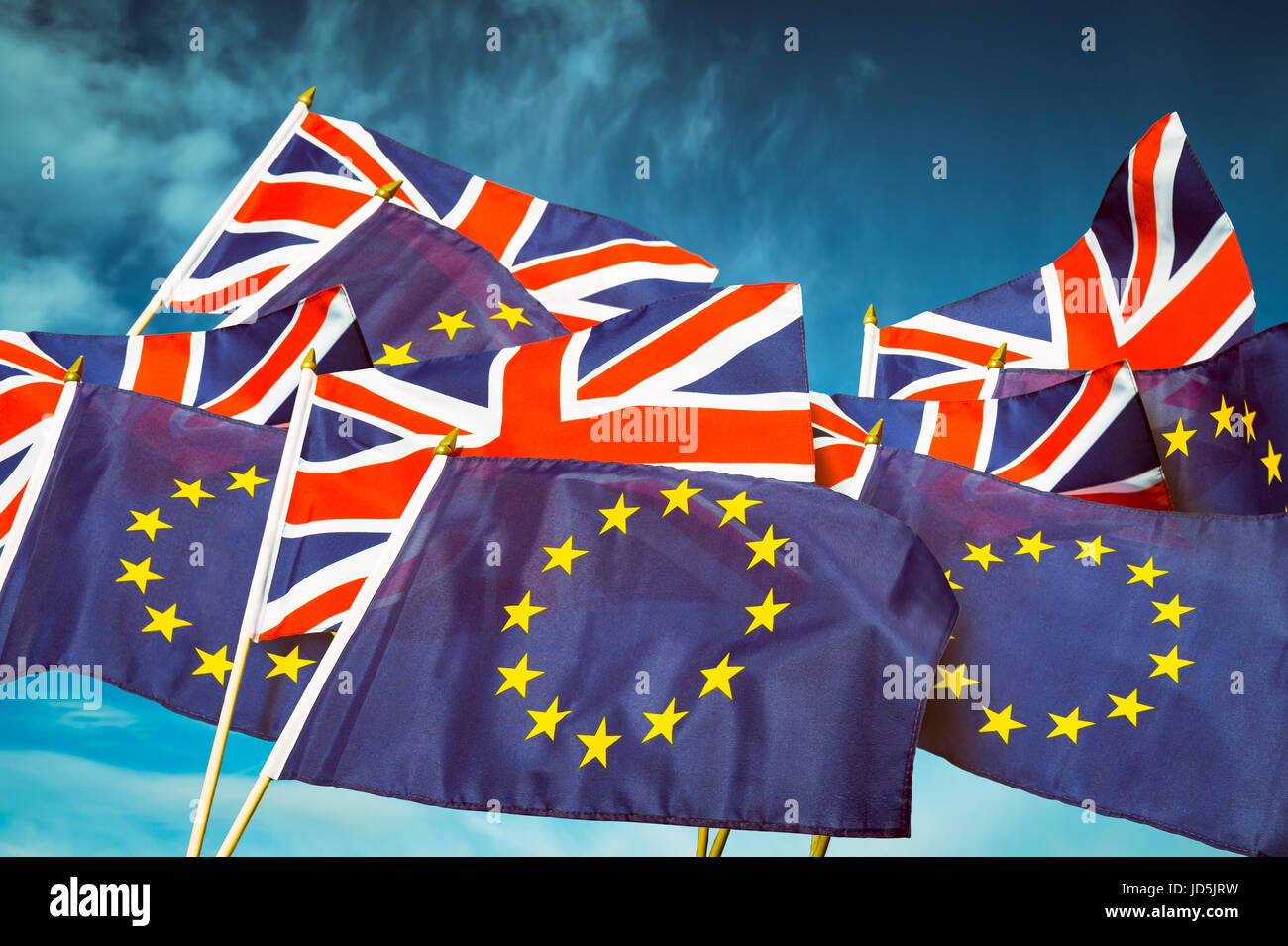 Europäischen Union und der britische Union Jack Flagge vor strahlend blauem Himmel in einer Erklärung der Austritt der Volksabstimmung über EU Stockfoto