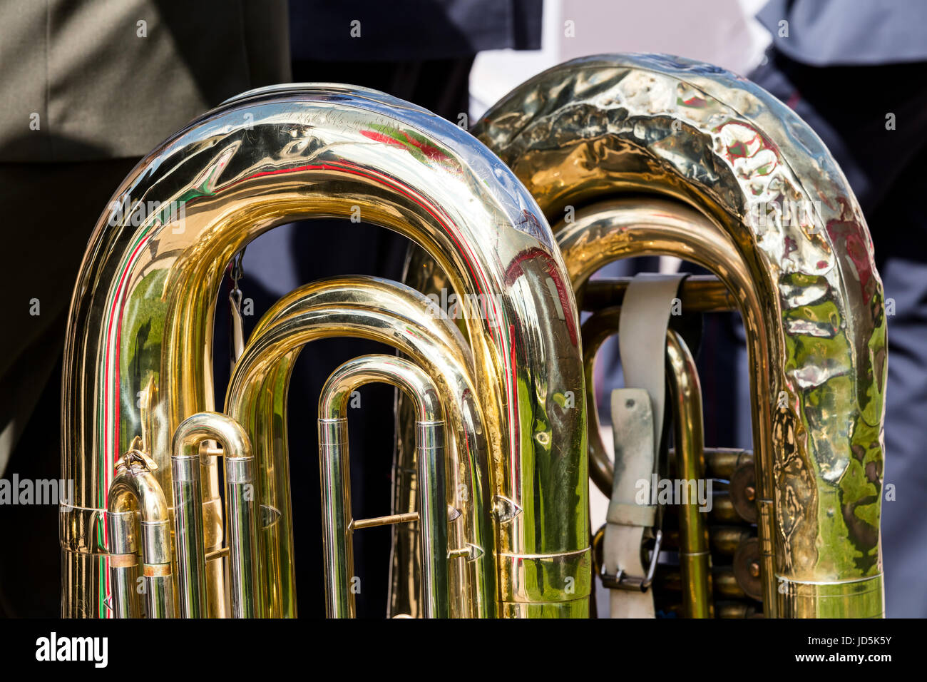 Fragment des großen Messing-Tuba. Teil des Musik-Instrument. Zusammenfassung Hintergrund. Stockfoto