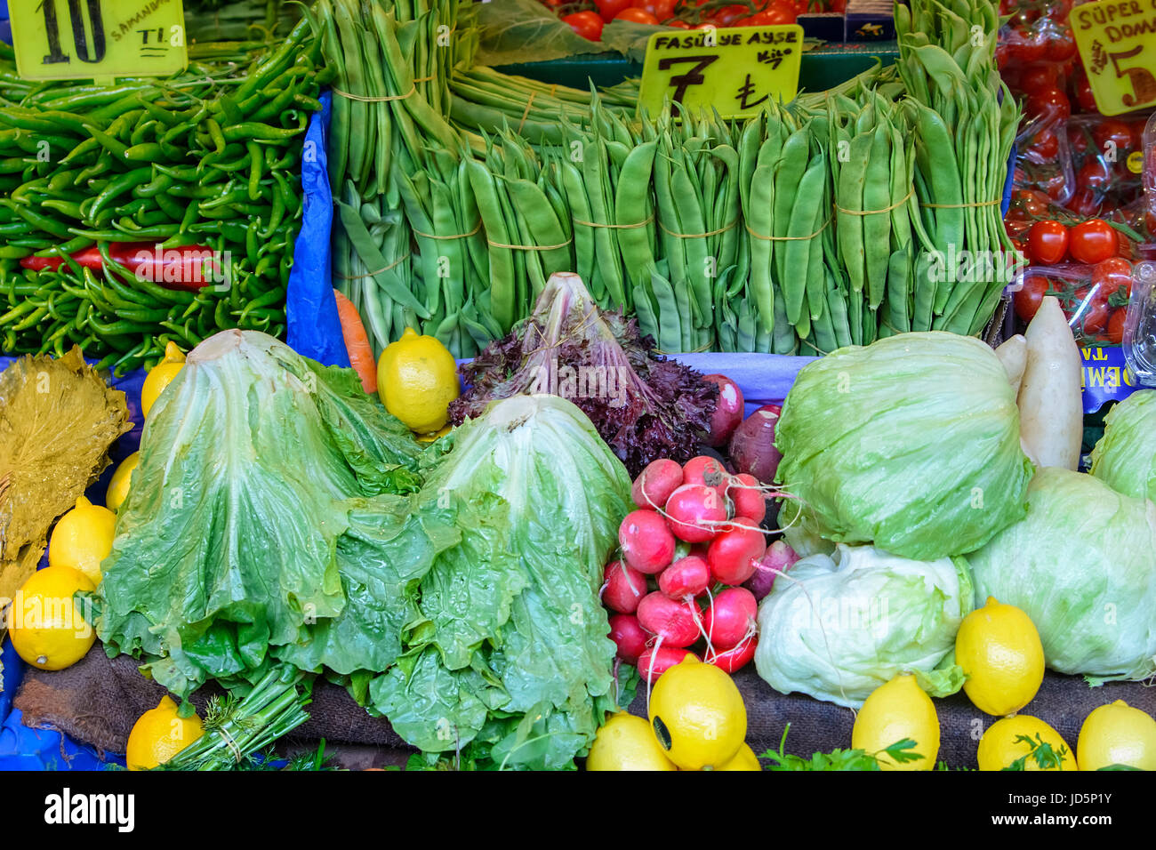Frisches Gemüse in einem Markt zu verkaufen Stockfoto