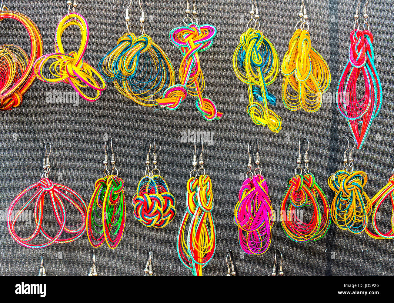 Handmade bunte der verschiedenen Form, dekorative Ohrringe in outdoor  Messe-Markt verkauft Stockfotografie - Alamy