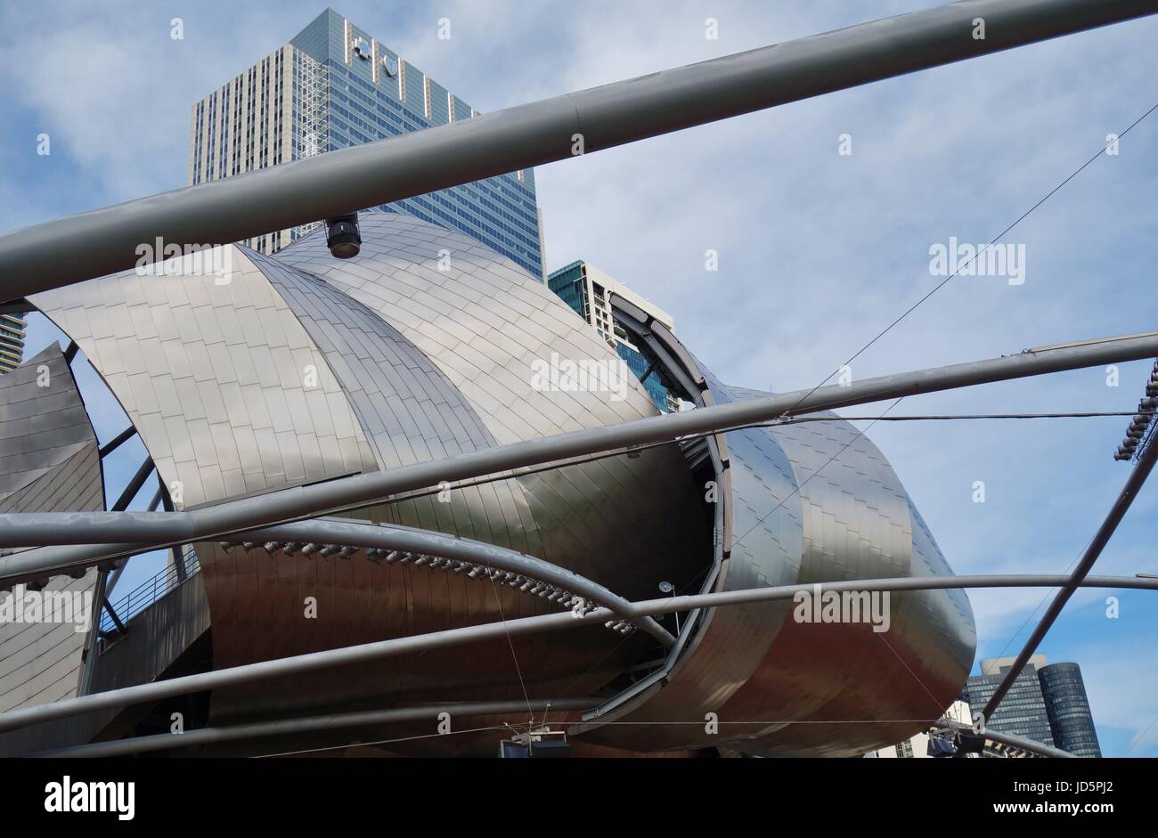 Blick auf die Jay Pritzker Musikpavillon, entworfen von dem Architekten Frank Gehry im Millennium-Park in Chicago, Illinois. Stockfoto