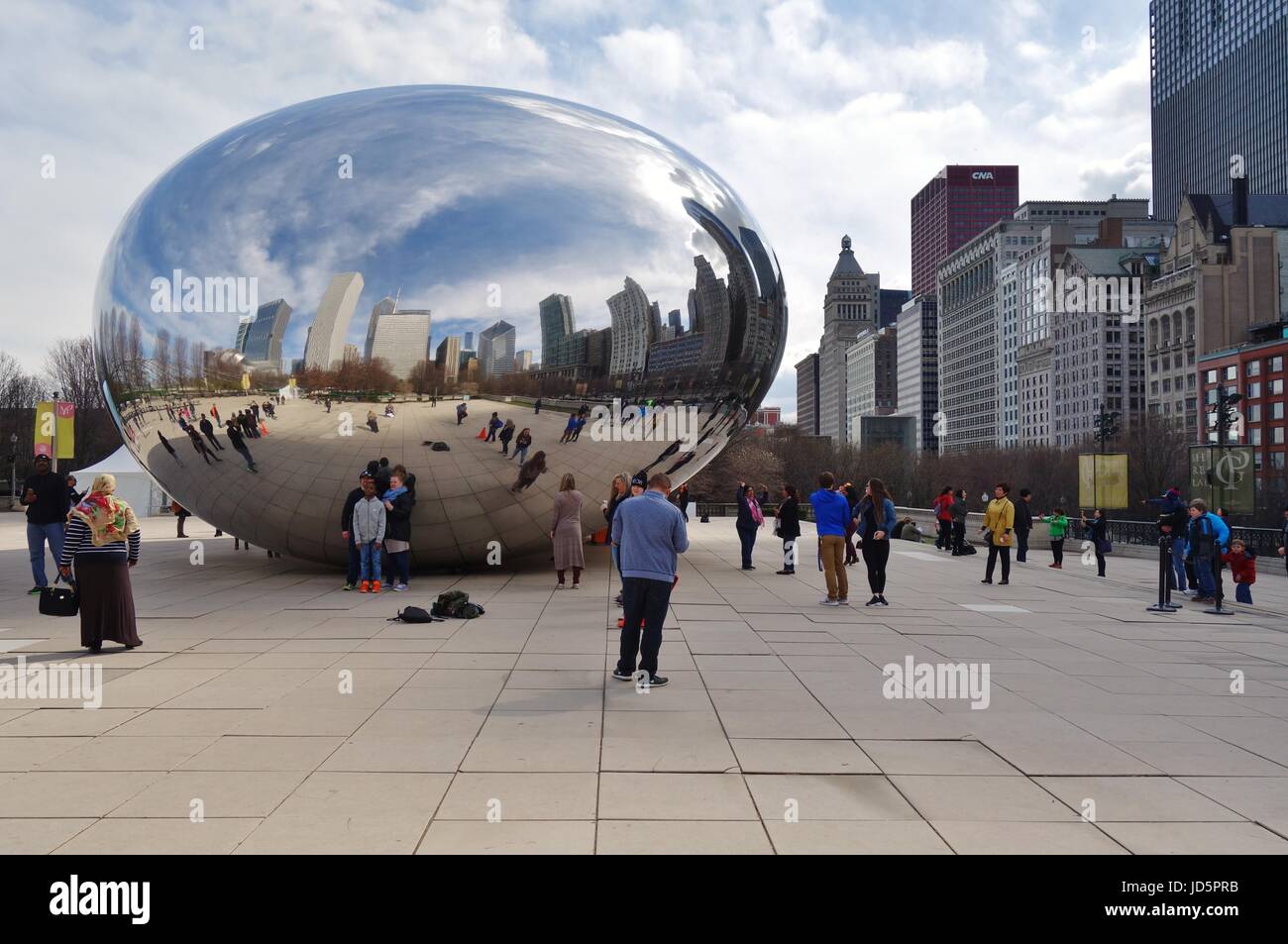 Anzeigen der Skulptur Cloud Gate, den Spitznamen der Bohne, entworfen von Anish Kapoor im Millennium-Park in Chicago, Illinois. Stockfoto