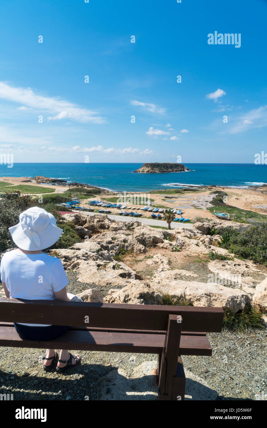 Auf der Suche nach St Georges Island im Hafen von Agios Georgios, Paphos, Paphos, Zypern Stockfoto