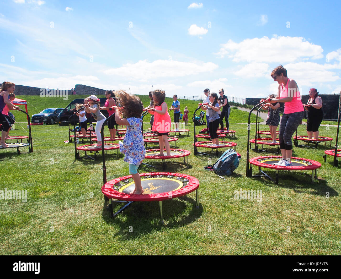 Erwachsene und Kinder teilnehmen an einem Boogie Bounce Xtreme-Fitness-Klasse beim Southsea Fitness festival Stockfoto