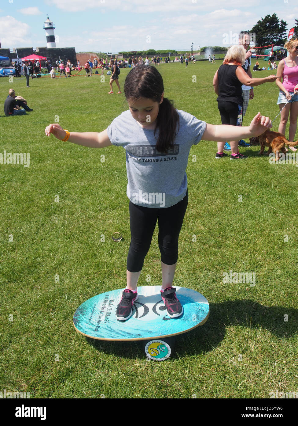 Ein junges Mädchen nutzt ein Balance Board in ein Fitness-festival Stockfoto