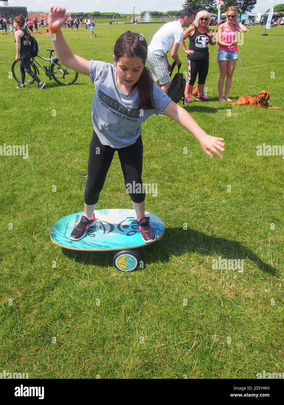 Ein junges Mädchen nutzt ein Balance Board in ein Fitness-festival Stockfoto