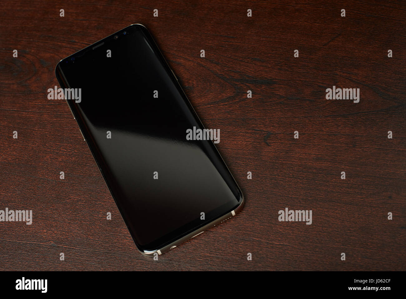 New York, USA – 13. Juni 2017: Samsung s8 plus Smartphone lag auf dunklen braunen Holztisch Ansicht von oben Stockfoto