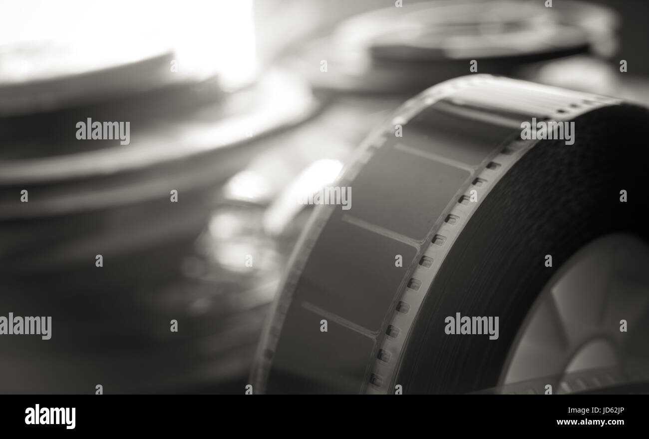 Im Alter von Vintage 35 mm Filmrolle, alte Film-Symbol, Perforation in der Nähe von Schwarz und weiß Stockfoto