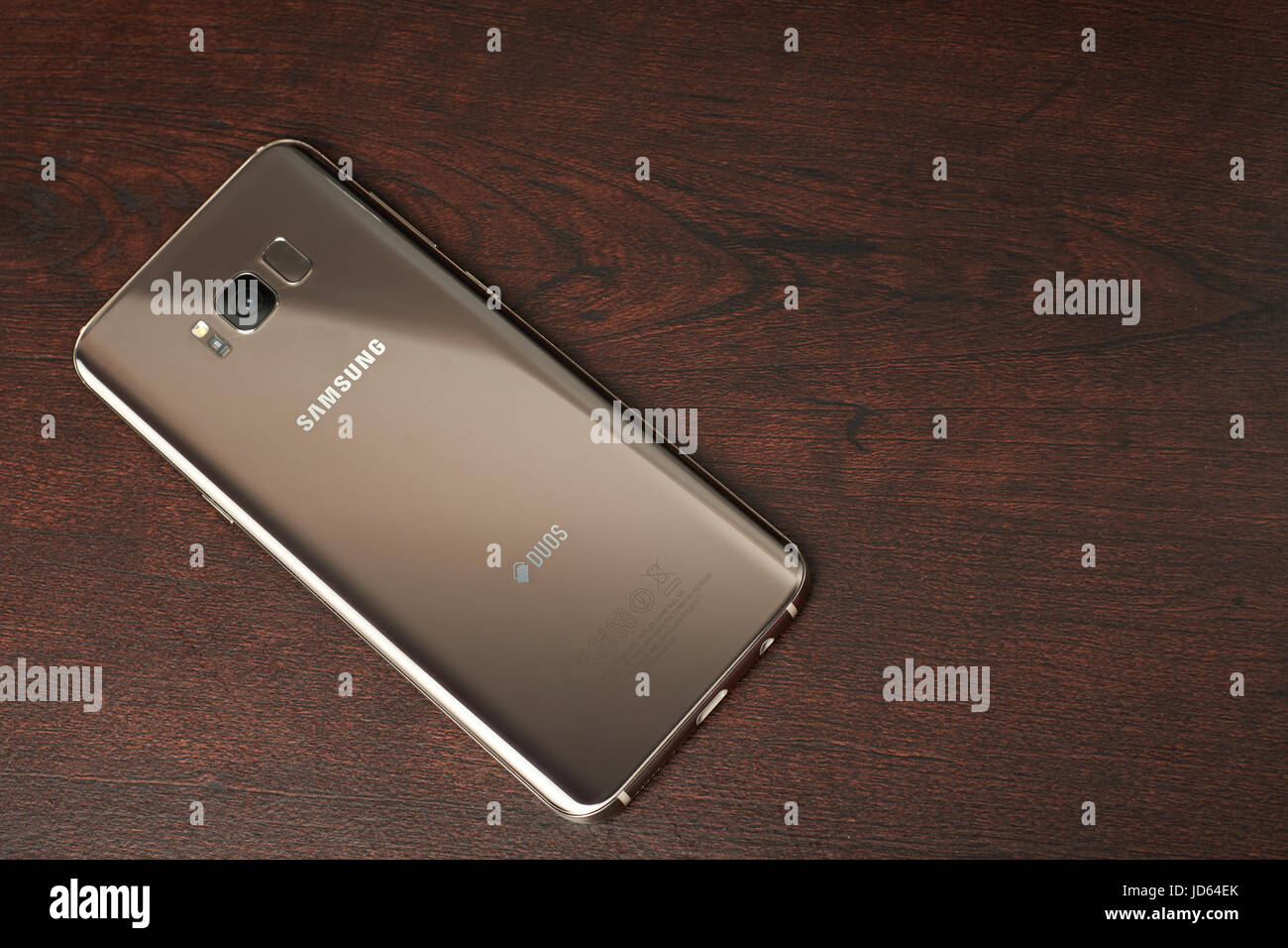 New York, USA – 13. Juni 2017: Gold Farbe Samsung s8 plus Smartphone lag auf dunklen braunen Holztisch Ansicht von oben Stockfoto