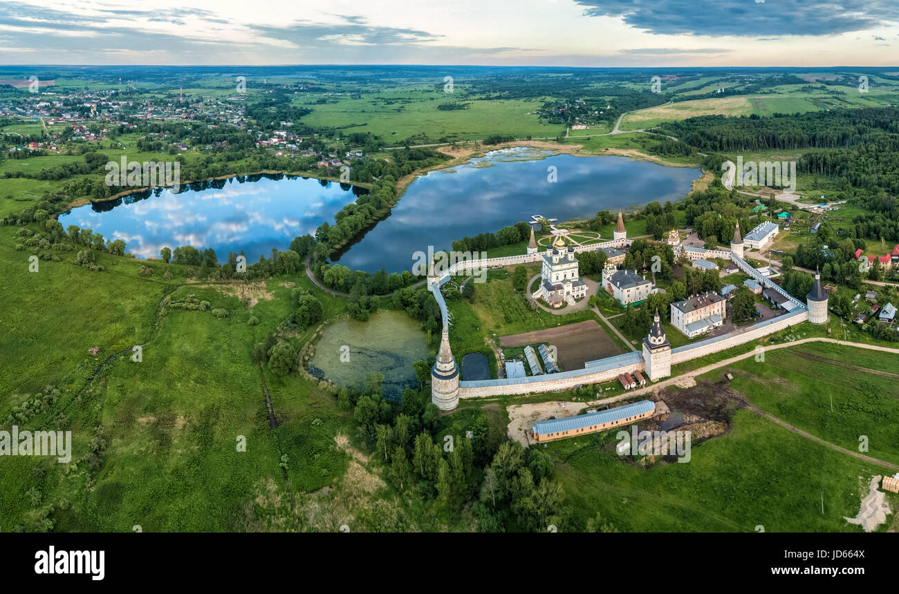Luftbild auf Joseph-Wolokolamsk Kloster und Joseph Teich, Oblast Moskau, Russland Stockfoto
