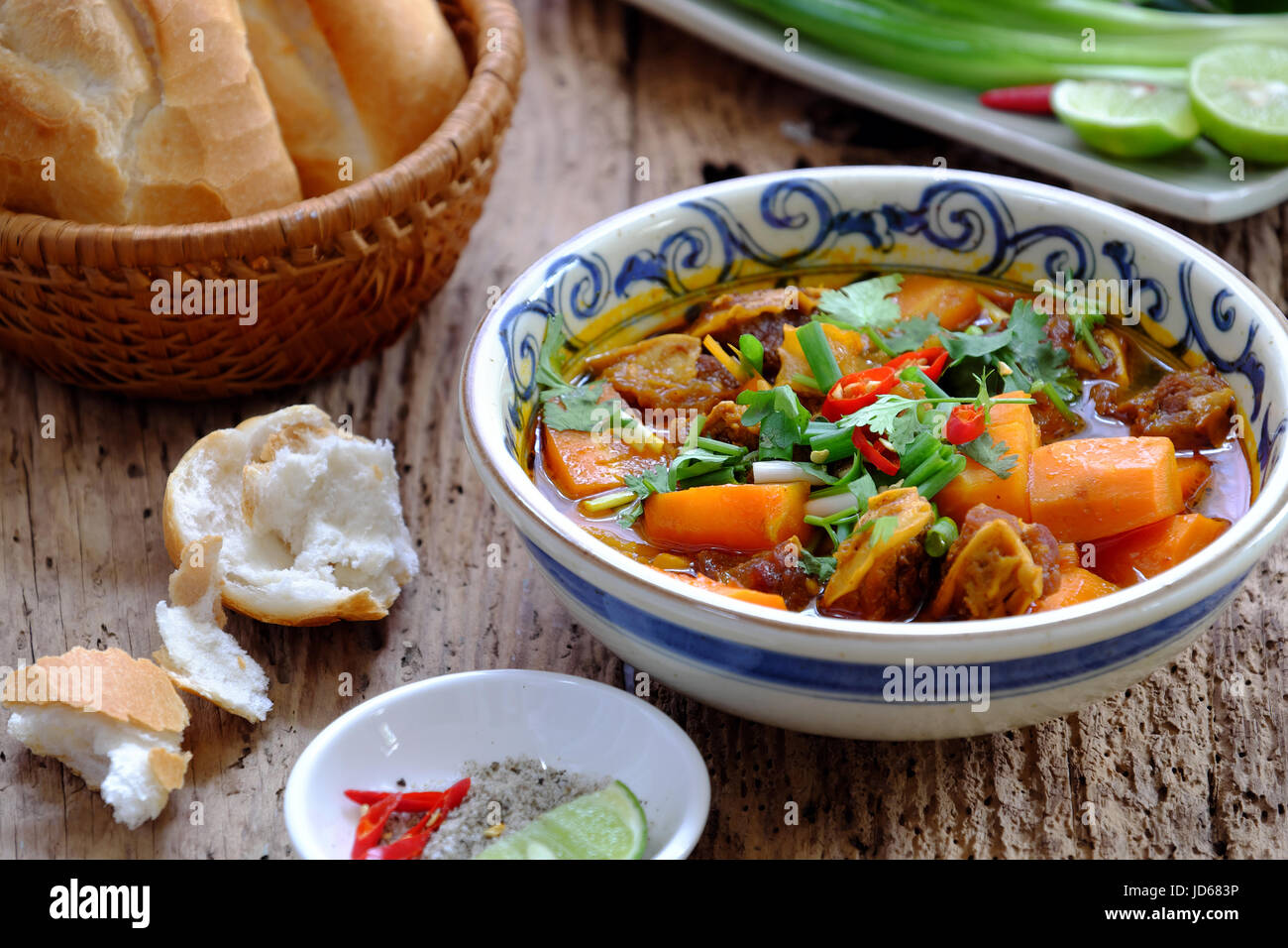 Vietnam Essen, Essen, Brot mit geschmortem Rindfleisch, eine beliebte Mahlzeit am Morgen, befestigen Sie Petersilie, Basilikum, Zitronen-Pfeffer und Salz machen so lecker schmecken Stockfoto