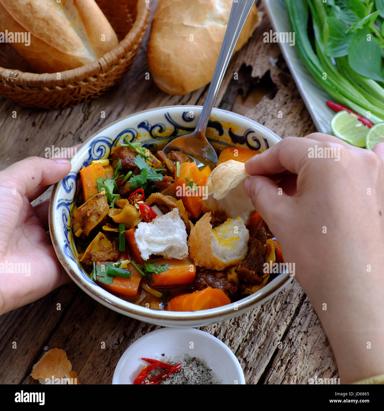 Vietnam Essen, Essen, Brot mit geschmortem Rindfleisch, eine beliebte Mahlzeit am Morgen, befestigen Sie Petersilie, Basilikum, Zitronen-Pfeffer und Salz machen so lecker schmecken Stockfoto