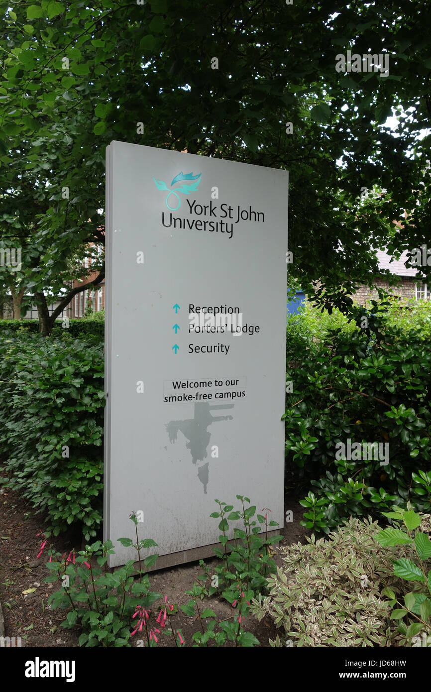 Schild am Eingang zum Campus der Universität York St. John Stockfoto