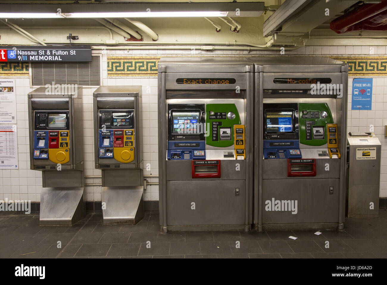 MetroCard Automaten an der Broadway/Nassau-u-Bahnstation in lower Manhattan, NYC. Stockfoto