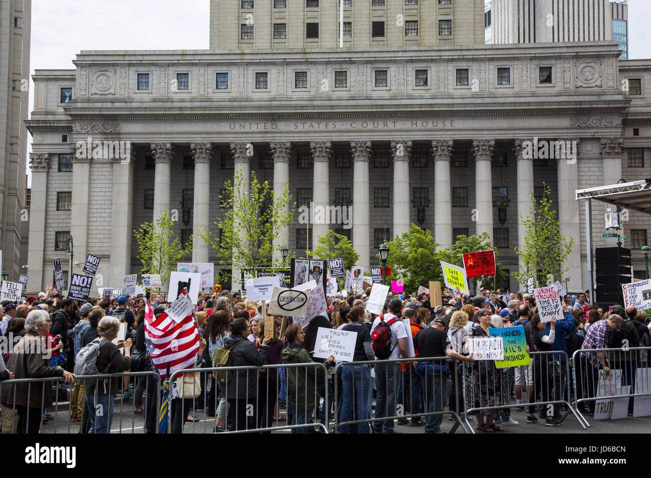 März für die Wahrheit in NYC, der Feredal Gerichtsgebäude in Lower Manhattan begann. Bürger sprechen sich über die fragwürdige Aussagen und Handlungen, die von Präsident Trump und seiner Verwaltung. Es gab gleichzeitig Märschen in 100 amerikanischen Städten. Stockfoto