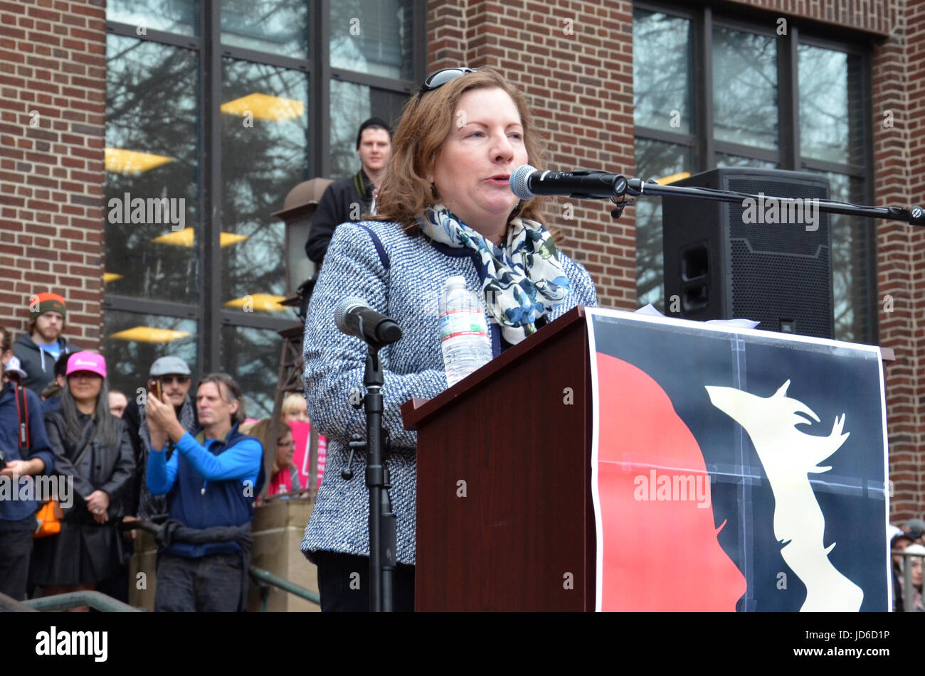 ANN ARBOR, MI - 21 JAN: Stellvertretender Vorsitzender des Washtenaw County Board of Commissioners Michelle Regalado Deatrick befasst sich mit der Frauen März in Ann Arbor Stockfoto